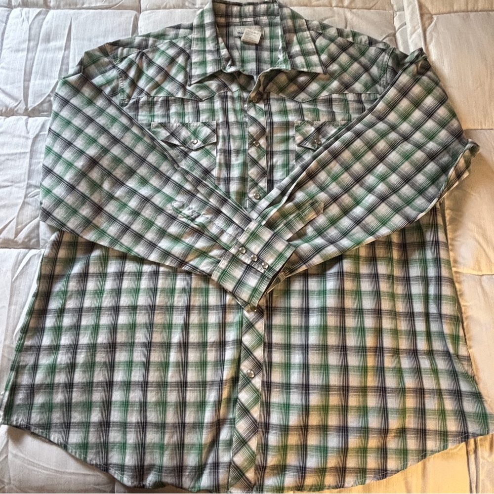 Wrangler Men's Gray and Green Plaid Pearl Snap Shirt